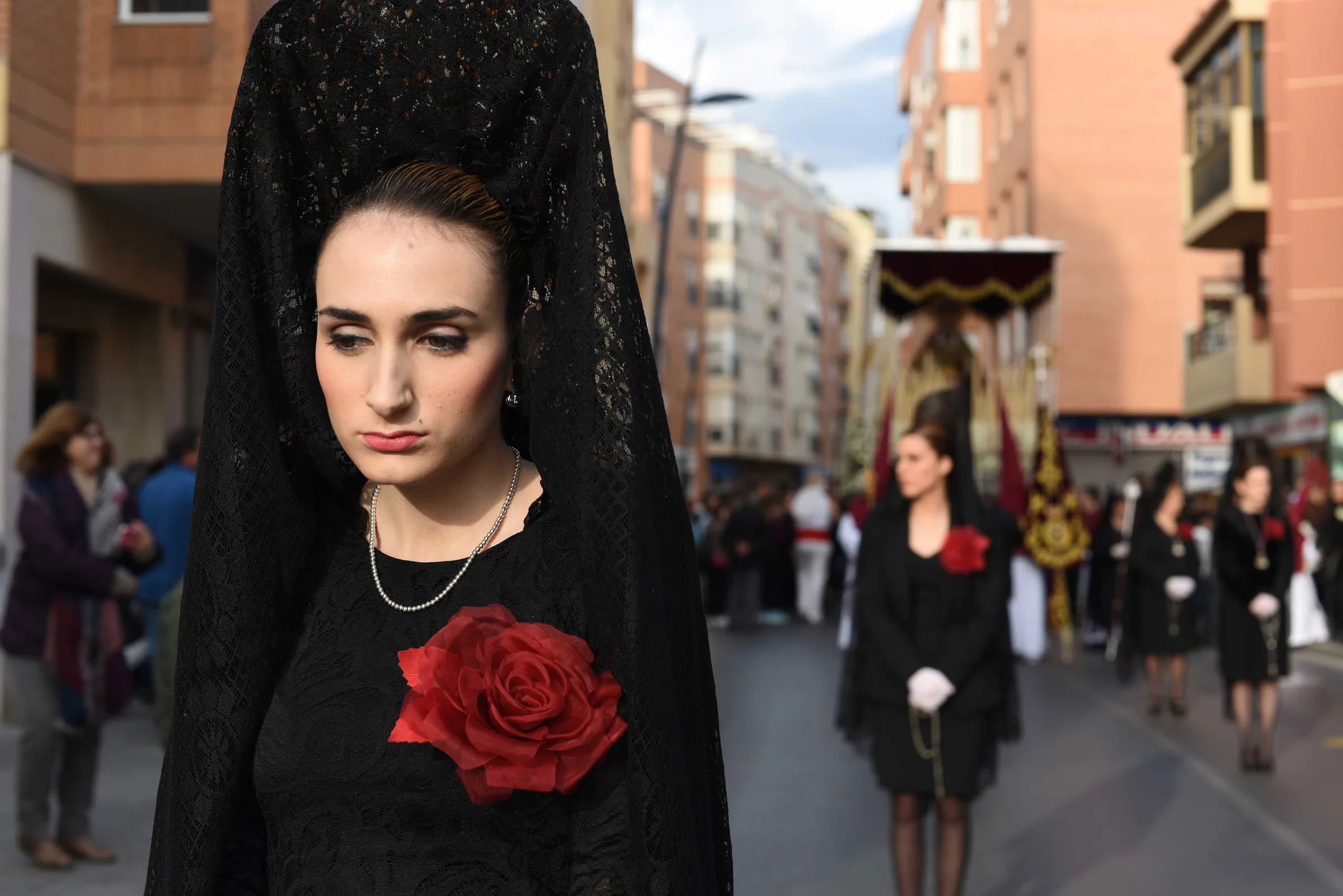 Pero sus fotografías nunca están tomadas con el espíritu de un reportero editorial, ella busca el testimonio real, en ocasiones divertido, explora lo auténtico, y de este modo llega a expresar situaciones chispeantes en forma de auténticos relatos visuales.