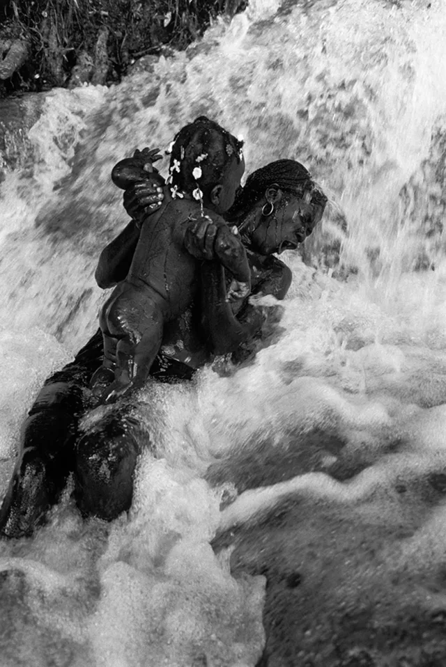 El baño protector. Hautí, 2001