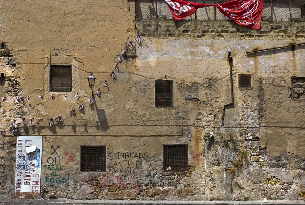 Pared soleada. Nápoles, Italia, 2004