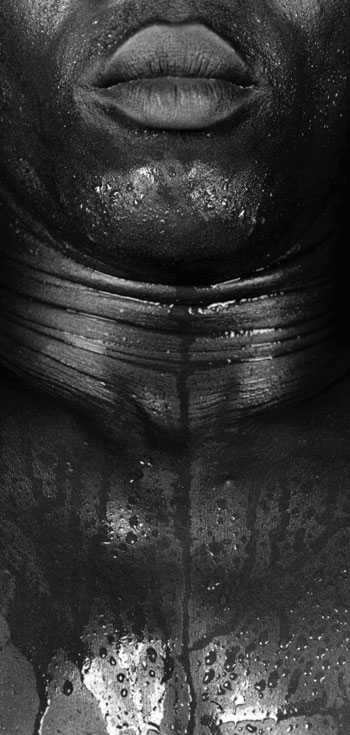 AGUA AL DESNUDO en La Fundación Canal En el otoño de 2004 doce prestigiosos fotógrafos españoles contemporáneos funden su creatividad y su arte en esta ambiciosa muestra en la que el agua, el desnudo y la manera de concebir ambos son los protagonistas. El atractivo de la exposición no sólo radica en la originalidad de las fotografías, muchas de ellas inéditas, sino que también se trata de una provocativa e impactante propuesta artística con un espectacular montaje. Cada pieza protagoniza una sorprendente instalación que permite transmitir al visitante toda la fuerza de la obra, y que éste se involucre y experimente en vivo la fotografía.