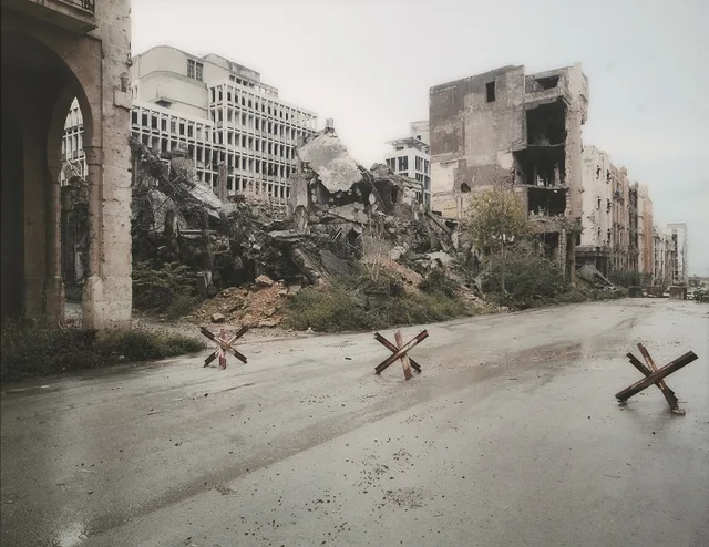 Gabriele Basilico La ciudad ha sido el origen y motivo del trabajo de investigación en las imágenes de identidad contemporánea de Gabriel Basilico, en esta ocasión las obras Beirut 91A6-572, 2004 y Beirut 91A6-573, 2004 presentes en esta muestra son un fiel ejemplo de ello, instantáneas, de forma habitual sin seres humanos, y cuando estos aparecen lo hacen empequeñecidos. Sus fotografías no son una reflexión de lo que allí ocurrió, sino un destello de lo que subsiste de una ciudad cuando la guerra acaba y la vida renace.