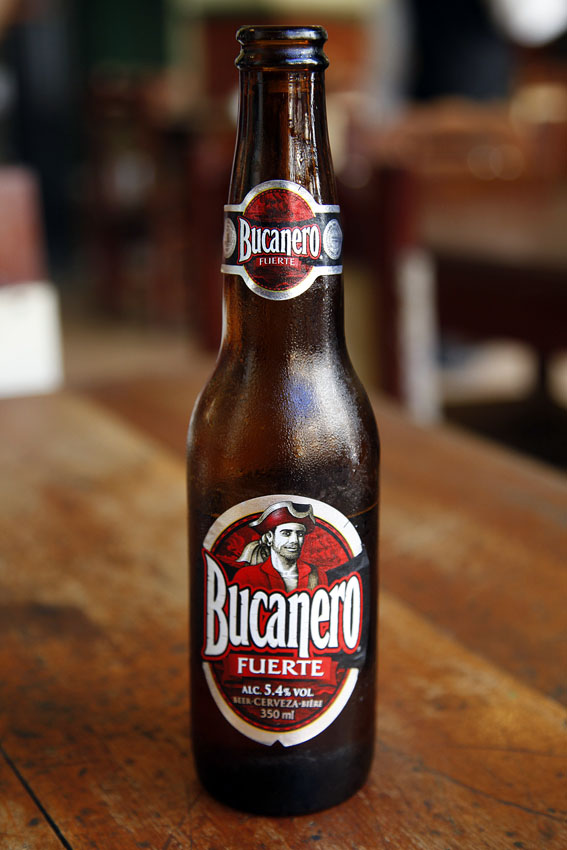 Bucanero. La Habana 2011 «Cada uno de estos 11 exploradores de la luz, buscadores de sensaciones, o simplemente locos por la fotografía, se ha atrevido, como lo hicieron Marco Polo o Darwin, a ser embajadores de lo cotidiano, ladrones de instantes irrepetibles, usurpadores de almas, o incluso, ocupas de la memoria colectiva de aquellos apasionados observadores que se han dejado cautivar por sus excepcionales trabajos», escribió Juan Carlos Moya, comisario de la exposición, en el completo y hermoso catálogo que acompaña al proyecto. Cinco de los autores estuvieron presentes en La Habana para la inauguración. Entonces, aunque el trabajo de cada uno es absolutamente más expresivo, ellos hablaron sobre los ángeles que los habitan a la hora de apretar el obturador. Tener a José Ramón Bas, Juan Manuel Díaz Burgos, José María-Díaz Maroto, Ángel Marcos y José María Mellad o en La Habana fue un privilegio porque contaron sus evocaciones en cada uno de aquellos instantes. De esta forma las fotos de Mellado, maestro de la era digital y popular en el gremio de fotógrafos y diseñadores por ser el autor del célebre libro Fotografía de alta calidad , buscan, según él, evocar sentimientos, compartir lo sentido. Jugar con la luz y con la sombra. Para Bas, quien tiene como tema central de sus obras a los niños y el juego, que ha estado en Brasil y el Congo, luego de su primera experiencia como fotógrafo en Cuba en 1996, la Isla es una suerte de talismán. Aquí hizo sus primeros trabajos, esos que le abrieron las puertas, tan distintos a todos, por su trabajo con el collage, la pintura sobre fotografía, escritura, el uso de resinas para conformar su mundo onírico dentro del encuadre. «Mi fotografía es como yo: directa, sencilla. Me reconozco en mis fotos», expresa por su parte Díaz-Maroto, quien trabaja con un lente fijo de 35 milímetros. Sin embargo, Díaz Burgos, después de tanto camino recorrido, con tres libros de fotografías sobre Cuba, pretende seguir gozando la que considera su Habana y se deja ver a través de sus encuadres citadinos cargados de sensualidad.