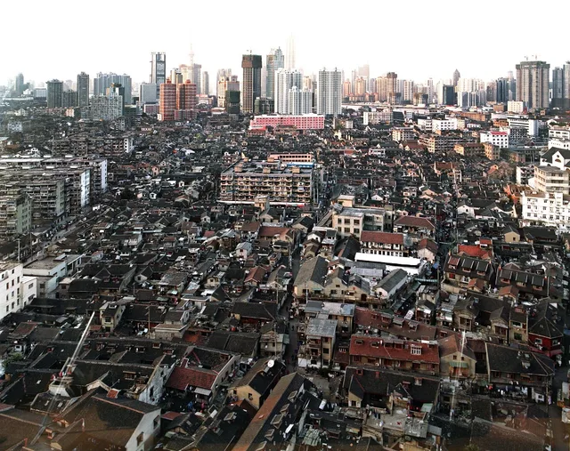 Edward Burtinsky La obra Urban Renewal 4, 2004 pertenece a la serie China, que evoca la enormidad de la salvaje transición que ha tenido lugar en el país, avanzando hacia una urbanización a gran escala para ubicar a las masas de trabajadores en las industrias manufactureras. Como forma de trabajo Burtinsky consigue situarse en lugares elevados sobre el paisaje mediante tarimas elevadas describiendo el acto de tomar una fotografía en términos de "El Instante Contemplado".