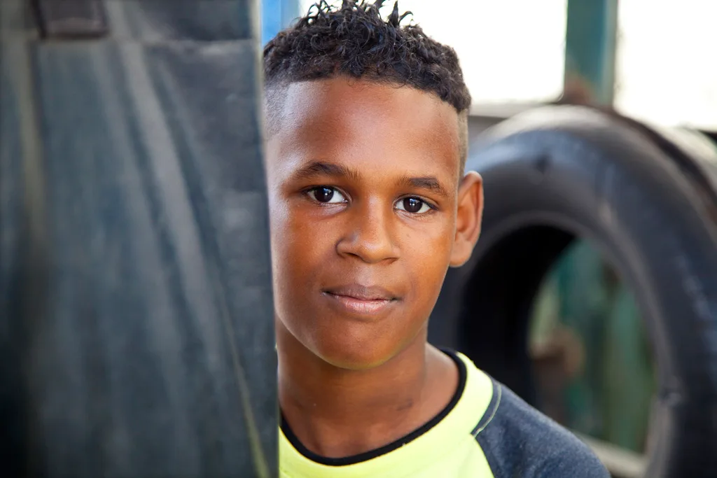 Escuela de boxeo juvenil "Algunos de los lugares que fotografié están a punto de desaparecer, tal vez ya se hayan esfumado de la superficie de la Tierra. Solo sobrevivirán en fotografías, o mejor: su memoria...habrá que aferrarse a las imágenes que de ellos tenemos.” Wim Wenders. Los Ángeles, Agosto 2001