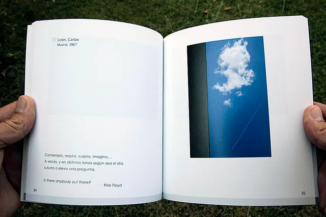 Interior Sol y Sombra La Galería La Caja Negra presenta un conjunto de fotografías de José María Díaz-Maroto en el que reflexiona sobre la luz como elemento vital y como metáfora. Al margen de alusiones taurinas o combinaciones alcohólicas el título Sol y sombra alude a la vida, al color y al esplendor pero también al dolor, a la muerte y a la desaparición. La cadencia de las imágenes que componen este trabajo, con un principio pero sin un final, propone un sinfín de dualidades que se relacionan con los conceptos de luz y oscuridad: el bien y el mal, la esperanza y la desesperación, el frío y el calor, el norte y el sur. La sencillez y simpleza de los lugares fotografiados conforman además un escenario soñado en el que el lugar y la ubicación real de cada toma fotográfica representan únicamente un dato geográfico, una anécdota, frente a la relación que se establece entre las imágenes. Esa constante dualidad no significa sin embargo que la puesta en escena se reduzca a los tradicionales dípticos, dado que el “sol y la sombra” en muchas ocasiones están presentes en una misma imagen. Tal es el caso de la imagen de la Puerta de Brandemburgo (Berlín), donde un espacio arquitectónico contiene una carga de simbolismo que ha sobrevivido, impasible y durante largo tiempo, a dos formas muy distintas de convivencia definidas con una carga de ironía hasta hace veinte años, como este y oeste, la luz y las tinieblas… Con motivo de la exposición se editó el libro Sol y sombra Medida: 13 x 19,5 cm. P áginas: 82 Textos: Ricardo Lozano y Díaz-Maroto Edición: Galería La Caja Negra Ediciones Preimpresión e impresión: Brizzolis Precio: 15.00 € (gastos envío incluidos) Pueden realizarse pedidos contra rembolso a un precio total (incluido envío) de 15 € en josemaria@diaz-maroto.com