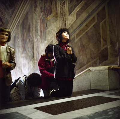 Fernando Maquieira. Roma 2008 Esta exposición ha sido posible gracias a la colaboración del Instituto Valenciano de Arte Moderno (IVAM), el Centro Andaluz de la Fotografía (CAF) y el Centro de Arte 2 de Mayo (CA2M) de Móstoles, que han cedido fotografías para la muestra. Buena parte de la selección de obra procede de los propios fondos de la Colección del Ayuntamiento de Alcobendas y algunas de las últimas adquisiciones de autores como Virxilio Viéitez, Oriol Maspons, José Manuel Ballester y Pablo Genovés todavía no se habían mostrado al público.