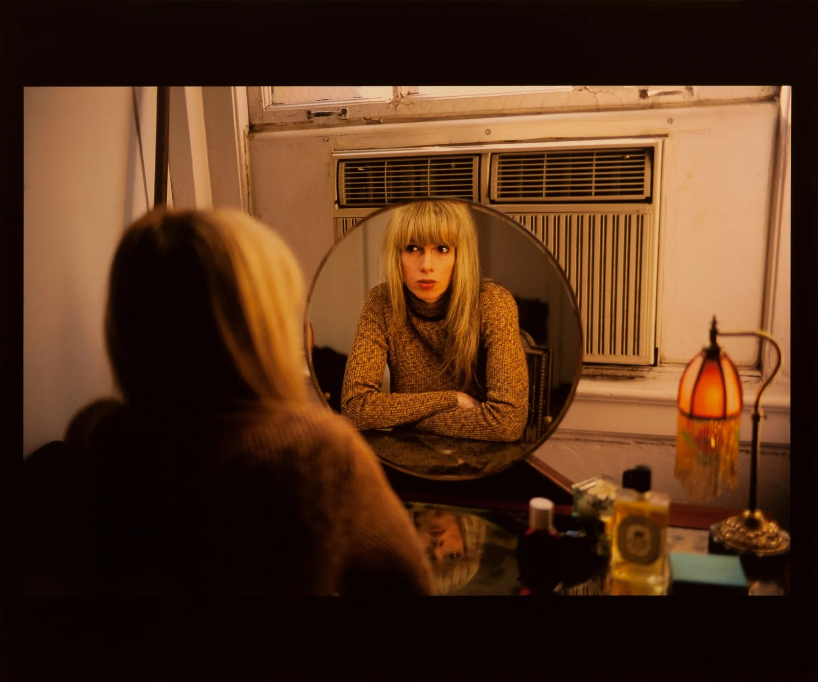 Nan Goldin Si hay una palabra que sintetiza la humanidad que busca en sus imágenes Goldin es la de aceptación. Su personal estilo fotográfico, definido por la dura realidad y proximidad con los fotografiados, así como la elección de momentos íntimos como objeto de sus imágenes, define un modo de retar el paso del tiempo, en el que placer y dolor coexisten como parte de un todo.