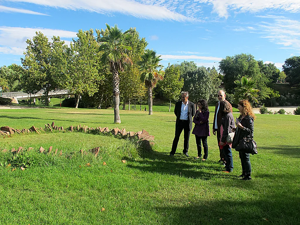 Ante la escultura de Richard Long.