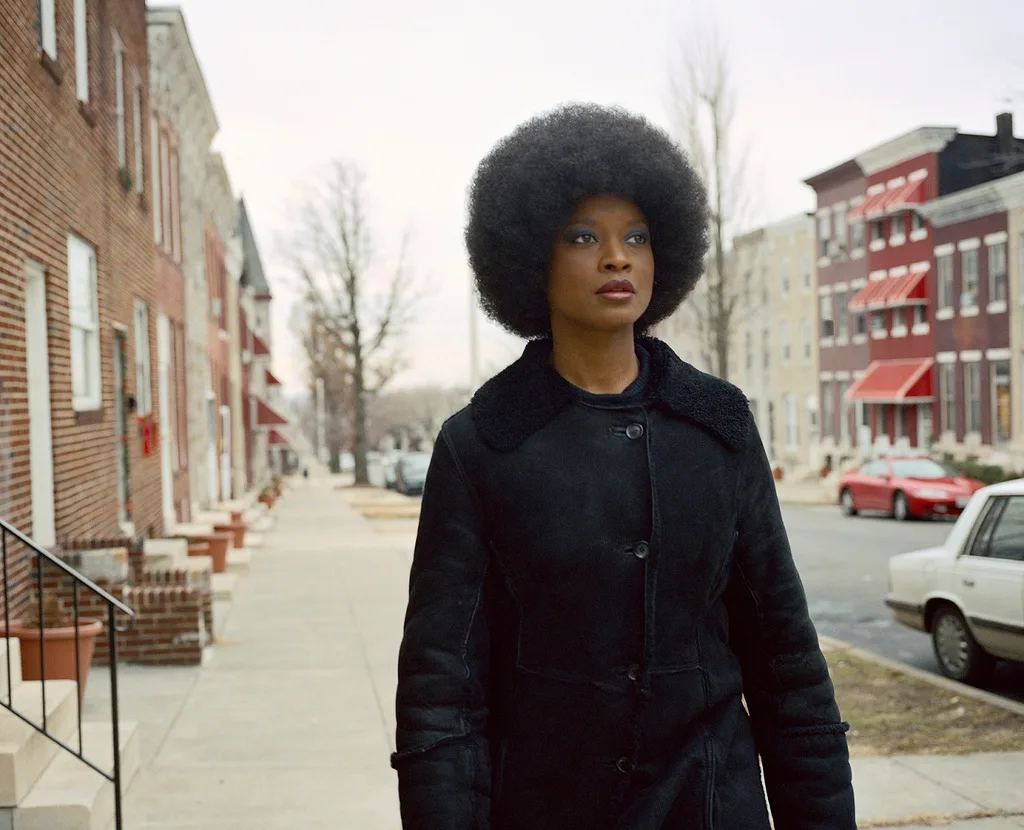 Isaac Julien La obra Angela in bluen #1 pertenece al proyecto Baltimore, ciudad industrial del estado de Maryland, USA. El cortometraje Baltimore propone el recinto de un museo como escenario para explorar la fantasía y la vida secreta de estas instituciones, donde las imágenes funcionan al margen del curso natural del cortometraje permitiendo al espectador introducirse a un nivel de otros espacios.