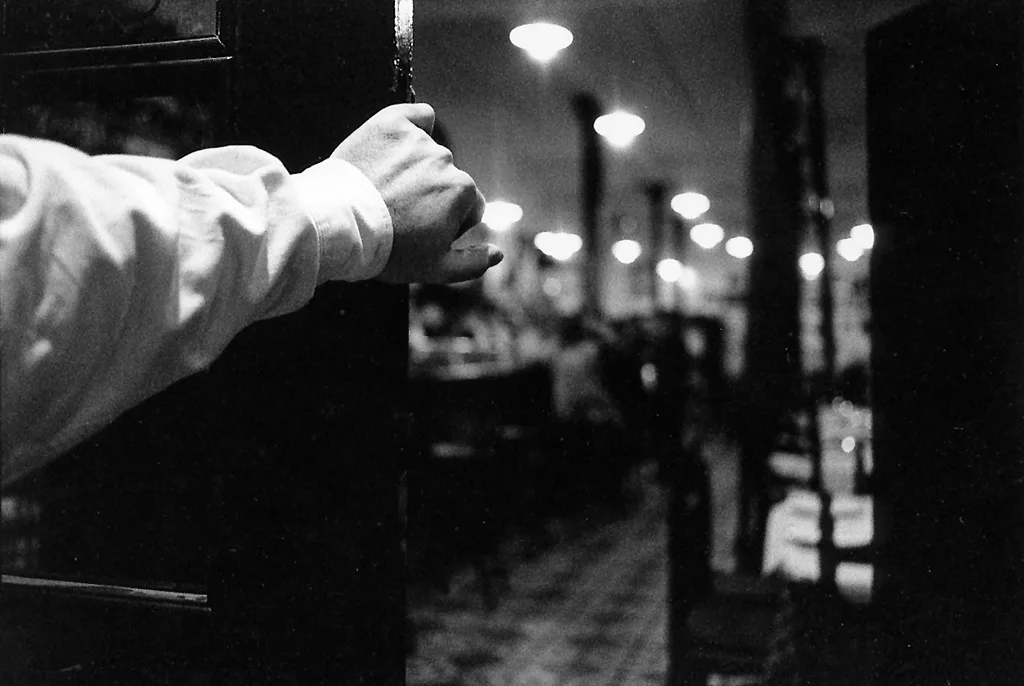 Cerrando. Casa Patas, Madrid, 1998