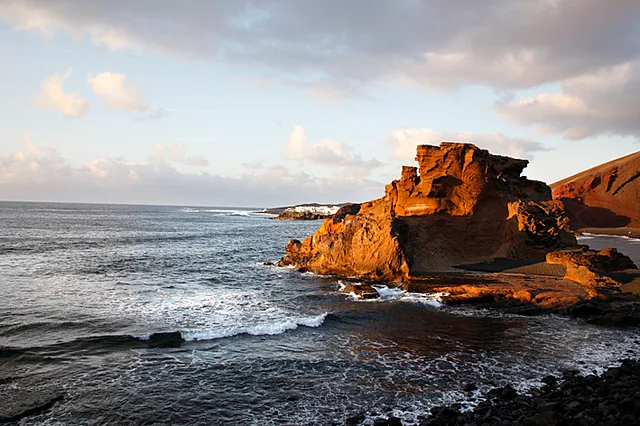 Díaz-Maroto Lanzarote Yo soy de donde nace el sol, donde el fuego de la tierra calienta campos y vides y ni siquiera las estrellas ven brillar nada mas alto que esta quemada tierra. Yo soy de donde vuelve el mar envidioso a mis arenas es el marco mas hermoso, su oleaje y su bravura azotando vigoroso negras rocas contra espuma. Yo soy de donde nace el azul, donde el cielo no despega su cúpula de cristal eterna, sus azules mantos rozan desde el lejano horizonte, blancas casas y ocre tierra. Yo soy de donde el hombre lucha arrancándole a la tierra verdes frutos, con sudores gran esfuerzo y recompensa, que hasta el cielo agradecido bendice tanta inocencia.