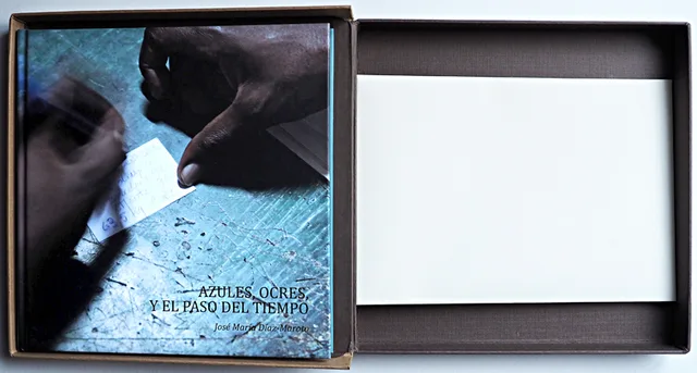Estuche exclusivo 22,5 x 22,5 cm. con tapa unida forrada en tonos ocres.