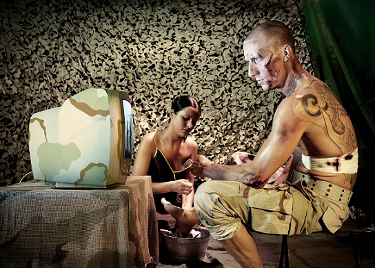 Michael Najjar Enbedded, 2004 pertenece a la serie “Information and Apocalypse” construida por imágenes de escenas impolutas, llenas de un elaborado dramatismo que implican una reflexión sobre la guerra como espectáculo mediático. Enbedded, 2004 contiene un potente contraste entre la crudeza de unas heridas celosamente recreadas, de unos actores paralizados en un momento congelado y el conjunto del acontecimiento, colmado de elementos irónicos, conformando la fortaleza de una estampa barroca.
