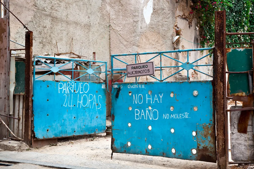 Habana Vieja 2011 Los autores participantes son Alberto García Alix, Ángel Marcos, Cristina García Rodero, Enrique Meneses, Isabel Muñoz, José Mª Díaz-Maroto, José María Mellado, José Ramón Bas, Juan Manuel Castro Prieto, Juan Manuel Díaz Burgos y Toni Catany .