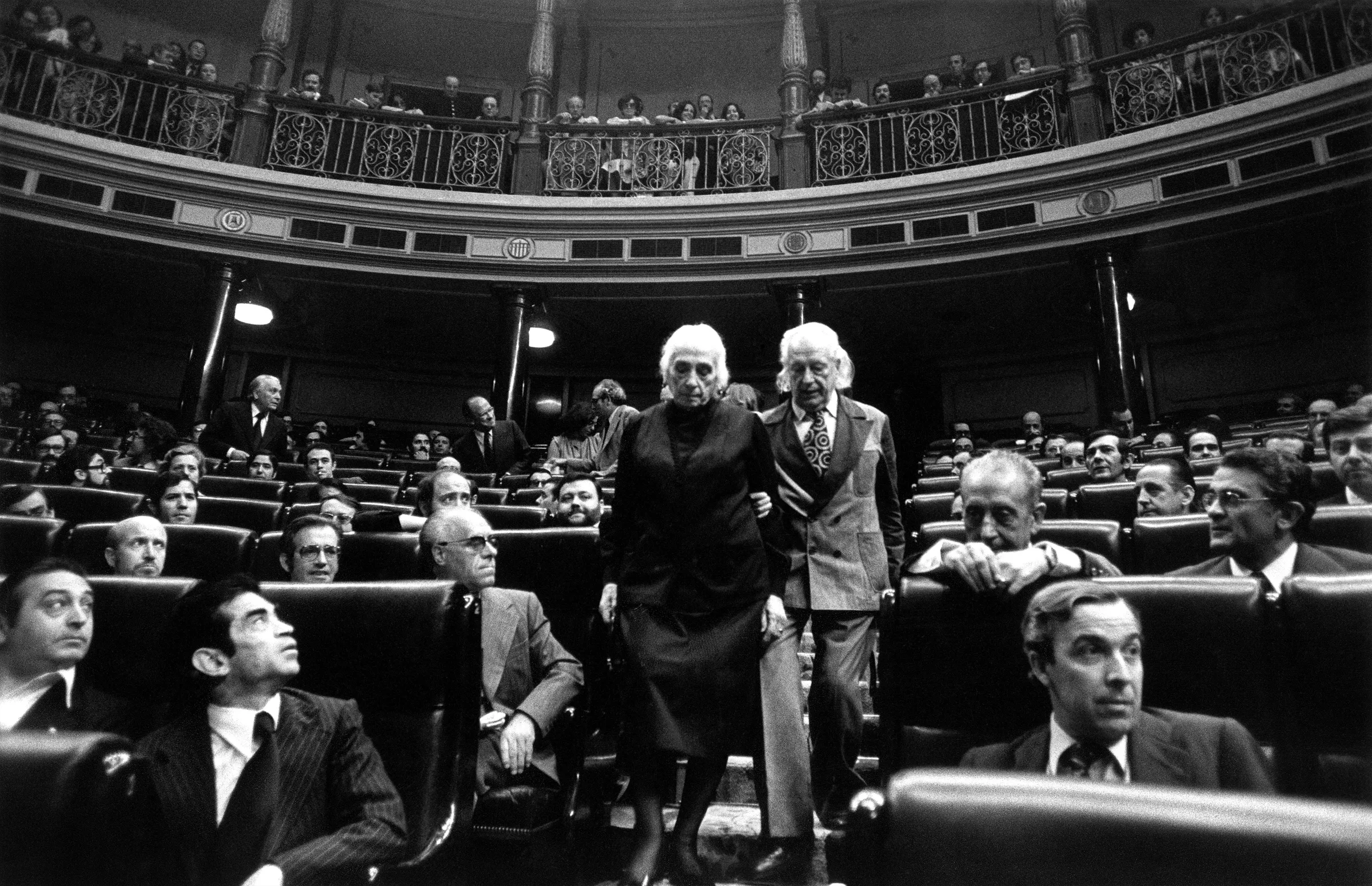 13/07/1977 - C-1277 - Dolores Ibárruri, la Pasionaria, y Rafael Alberti bajan del brazo por las escaleras del Congreso de los Diputados, en la constitución en las primeras Cortes democráticas, las constituyentes resultado de las elecciones del 15-J - ©Marisa Flórez