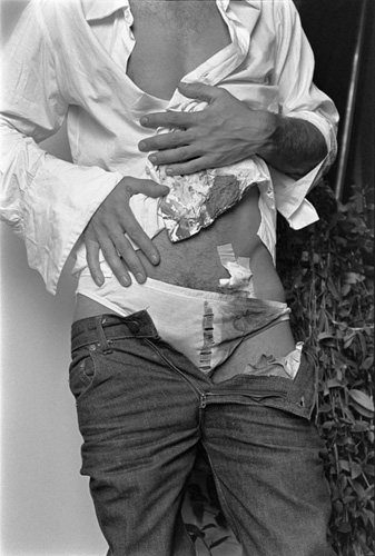 Alberto García Alix. Autorretrato con el cuerpo herido, 1981 A lo largo de estos primeros quince años de ininterrumpido trabajo, se ha logrado crear una colección de fotografía de referencia nacional donde están representadas todas las tendencias fotográficas de la imagen y esto hay que celebrarlo. La magnitud de este evento, la catalogación en un impecable libro de toda la colección, la riqueza temática de las ocho exposiciones, las actividades paralelas como talleres, conferencias, visitas escolares o cultura en familia, son la prueba evidente de la apuesta firme de la Ciudad de Alcobendas por la cultura de la imagen contemporánea.