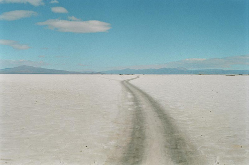 Félix Curto . Huellas, 2005 Alcobendas se convertirá durante dos meses en la capital de la fotografía y sacará La Colección a la calle , varias fachadas de la ciudad, campos de futbol, el Bulevar, La Universidad Europea de Madrid, Valdelasfuentes o la fachada del Ayuntamiento se vestirán de gala con imágenes emblemáticas de la reciente historia de la fotografía española.