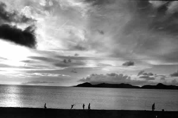 Niños en la playa. Saint Kitts.