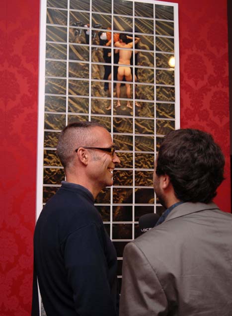 Jesús Micó junto a su obra Siempre ha sido difícil definir la fotografía gestual, -porque gestual ¡ -porque no¡ pero a lo largo de la historia de la fotografía no ha dejado de estudiarse. La mítica revista Photovisión dedicó por completo su número cinco a esta especial forma de expresarse; En OCULTOS podemos ver un amplio ejemplo de imágenes gestuales: Vari Caramés enseñándonos una segunda mirada en la que consigue de forma intuitiva perpetuar lo efímero y hacerlo realidad, Carlos Serrano, Julio Álvarez Yagüe y Rene Magritte han dedicado gran parte de su obra a esta interesante pero muchas veces incomprendida manera de crear. El culto al cuerpo, en una palabra el desnudo inicia su andadura fotográfica en el mismo momento en el que nace la propia fotografía. Si tuviéramos que nombrar el estilo fotográfico mas universal todas las quinielas nos llevarían al desnudo. Es obvio que esta disciplina es la mas amplia representada en la exposición, el estudio del cuerpo humano desde miles de puntos de vista nos conduciría a realizar una única exposición sobre esta disciplina pero no es nuestra intención la selección de obras y autores ha sido larga y compleja pero hoy podemos decir que las obras de Rafael Navarro (representante español por excelencia del minucioso estudio fotográfico del cuerpo humano donde en cada una de sus obras intenta reflejar sensaciones privadas , vivencias, en definitiva una historia que nos emocione), Robert Mapplethorpe, Eikoh Hosoe, Juan Manuel Díaz Burgos, Flor Garduño, Joan Fontcuberta, Alicia D’Amico y Harry Callahan representan con mayúsculas esta forma de trabajar.
