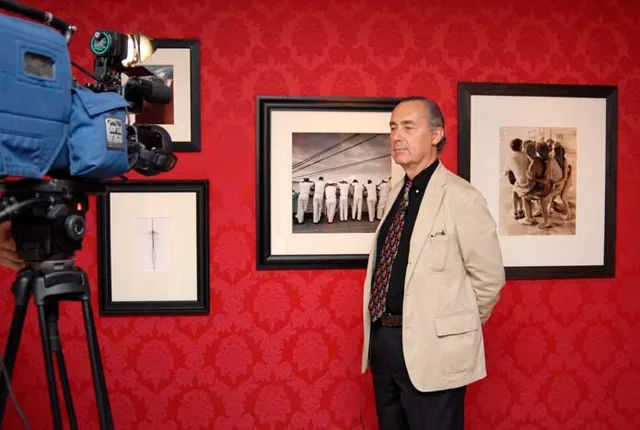 Luis Alberto de Cuenca . Realizó el texto de presentación de la exposición. El humor y la ironía están presentes en las piezas de Tito Álvarez (“Siga la flecha”. La Habana, 1994), Robert Doisneau imagen que nos ilustra de forma muy clara los diferentes gestos humanos ante una fotografía cuanto menos provocadora , Carma Casulá, Jeanloup Sieff fiel ejemplo de combinación de erotismo y toque de humor, Carlos Pérez-Siquier con una imagen correspondiente a uno de los trabajos que se adelanto a su tiempo, pero que hoy goza del mas importante reconocimiento internacional, Ramón Masats con esa forma de contar la realidad encontrada y que siempre nos alegra el semblante, regalándonos brillos relucientes en nuestra mirada, haciéndonos exponer nuestra mejor sonrisa.