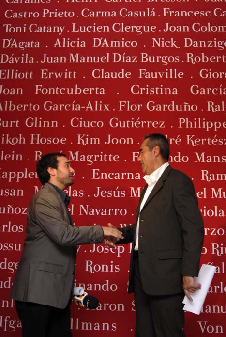 Panel gigante con los nombre de todos los participantes. En el nuevo siglo, sus actuales formas de expresión y jóvenes conceptos creativos tiene su espacio en este gabinete “algo” privado representado por la contundencia de las fotografías contemporáneas de Jesús Micó ( mosaico fotográfico de 126 piezas de 10x13 cms. junto a un texto ilustrativo), Rosa Muñoz con uno de sus nuevos escenarios, Pietrrzok Wolfgang o Ciuco Gutiérrez que con su carga de pop, kitsch e iconografía ibérica nos presenta una obra llena de ocultos mensajes. Por último quería hacer una mención especial a las imágenes españolas mas clásicas de la exposición, las fotografías que representan a Francesc Català-Roca (Gran Vía de Madrid, 1952) y a Joan Colom (El Raval, Barcelona, 1958) que nos muestran dos escenas callejeras de una España ya muy lejana en el tiempo pero que con un contenido lleno de sabor nos transporta a los años cincuenta como si de un túnel del tiempo se tratase.