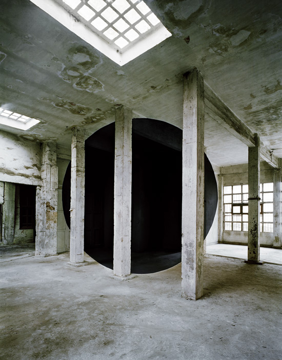 Georges Rousse El territorio intervenido tiene su mejor ejemplo en Santander I, 2006, obra de Georges Rousse que partiendo de un lugar abandonado es alterado mediante una construcción amoldada y heterogénea, pero no únicamente actúa como notario de territorios, sino que también enclava un lugar figurativo, cimentado o pintado, que se adapta al espacio.